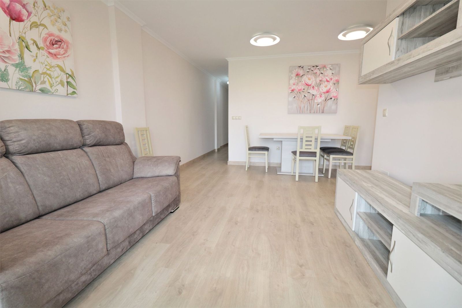 Completely renovated apartment 50 m from the beach Acequión image 3