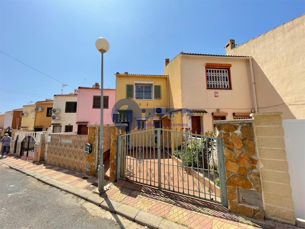 Completely renovated townhouse in popular Rosaleda, Torrevieja! photo 1
