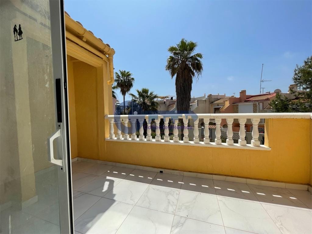 Completely renovated townhouse in popular Rosaleda, Torrevieja! image 3