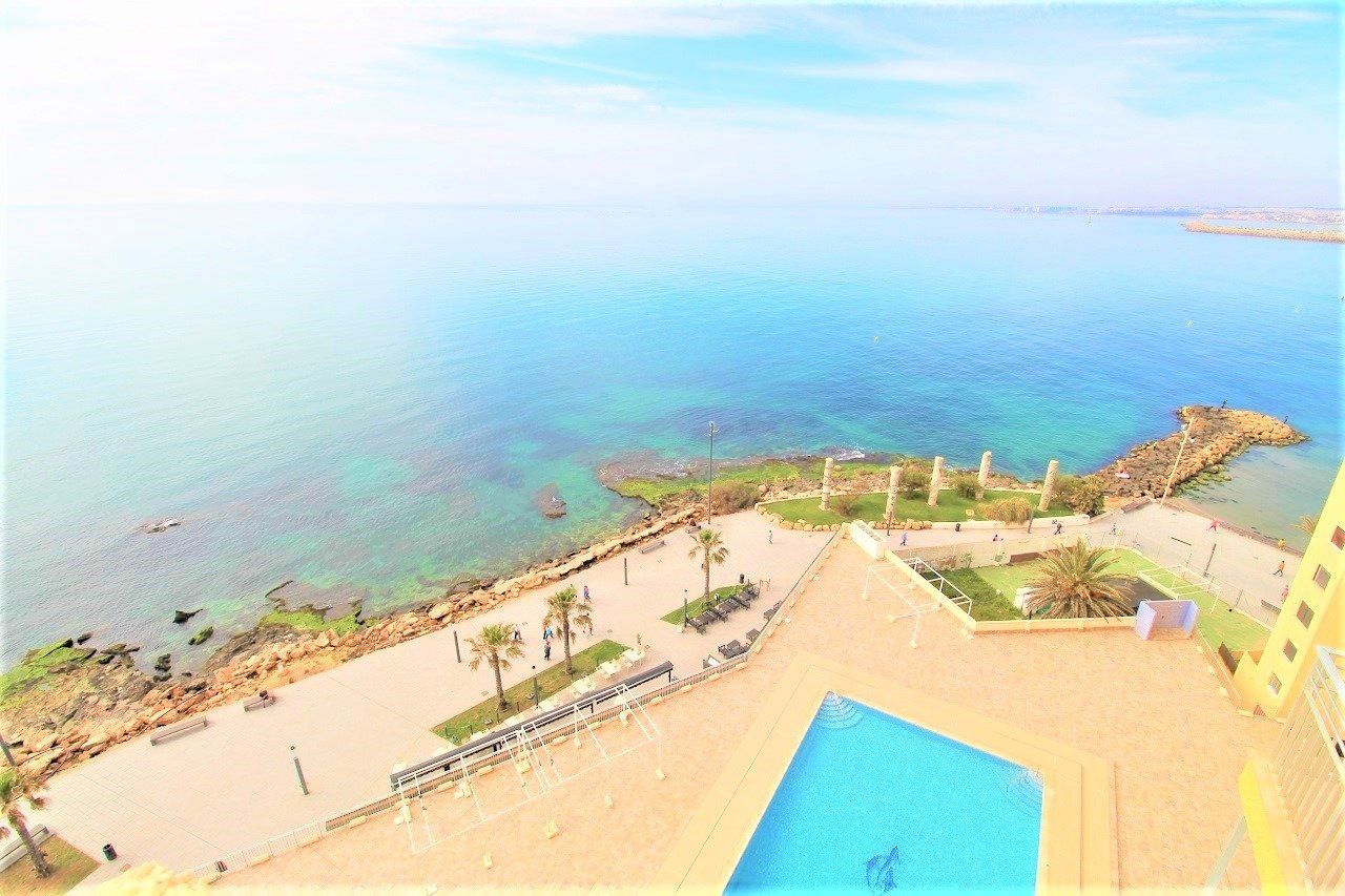 Completely renovated front line penthouse with incredible sea views. photo 1