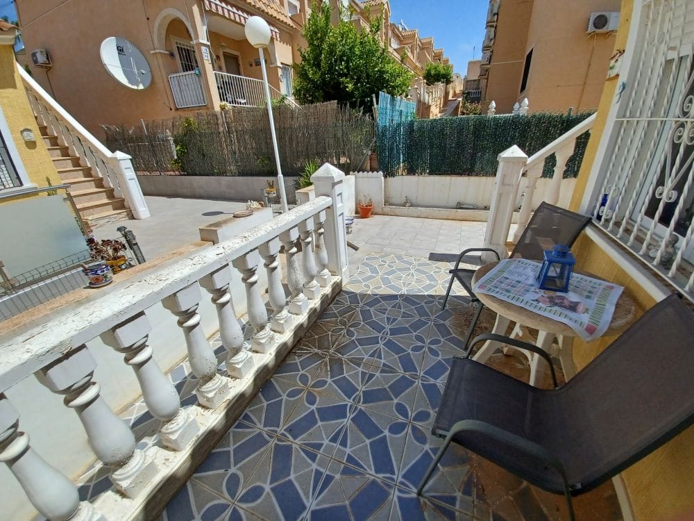 CORNER BUNGALOW ON SINGLE FLOOR WITH PRIVATE ROOF TERRACE & POOL AREA. image 4