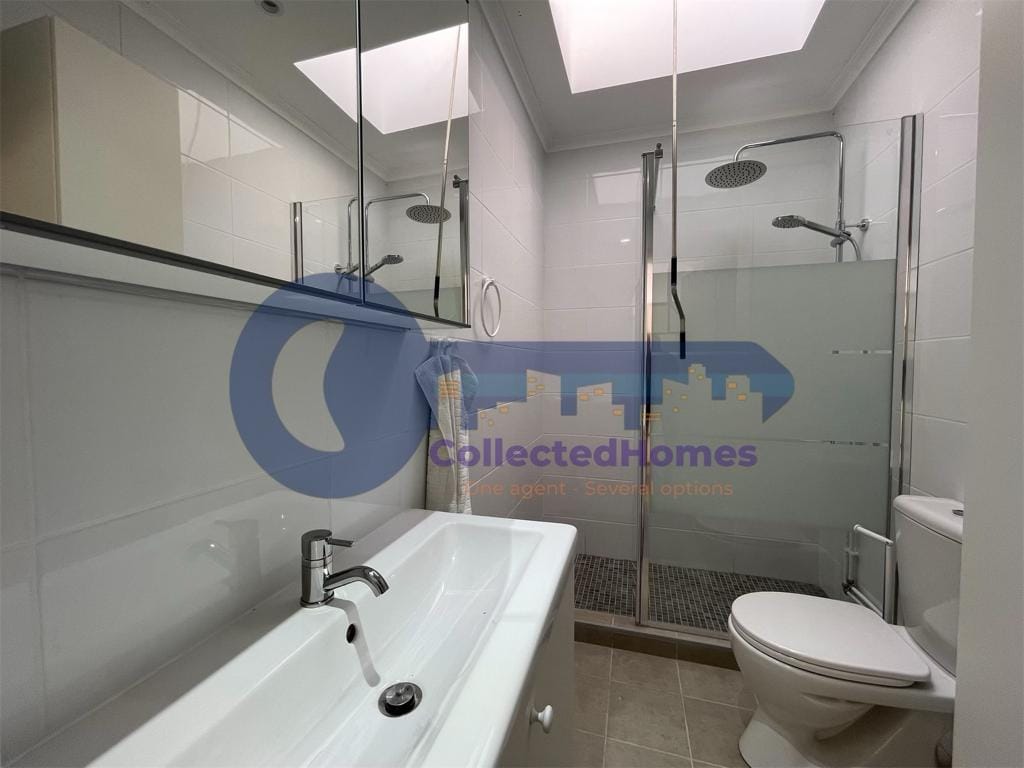 Completely renovated townhouse with roof terrace in a popular area. image 3