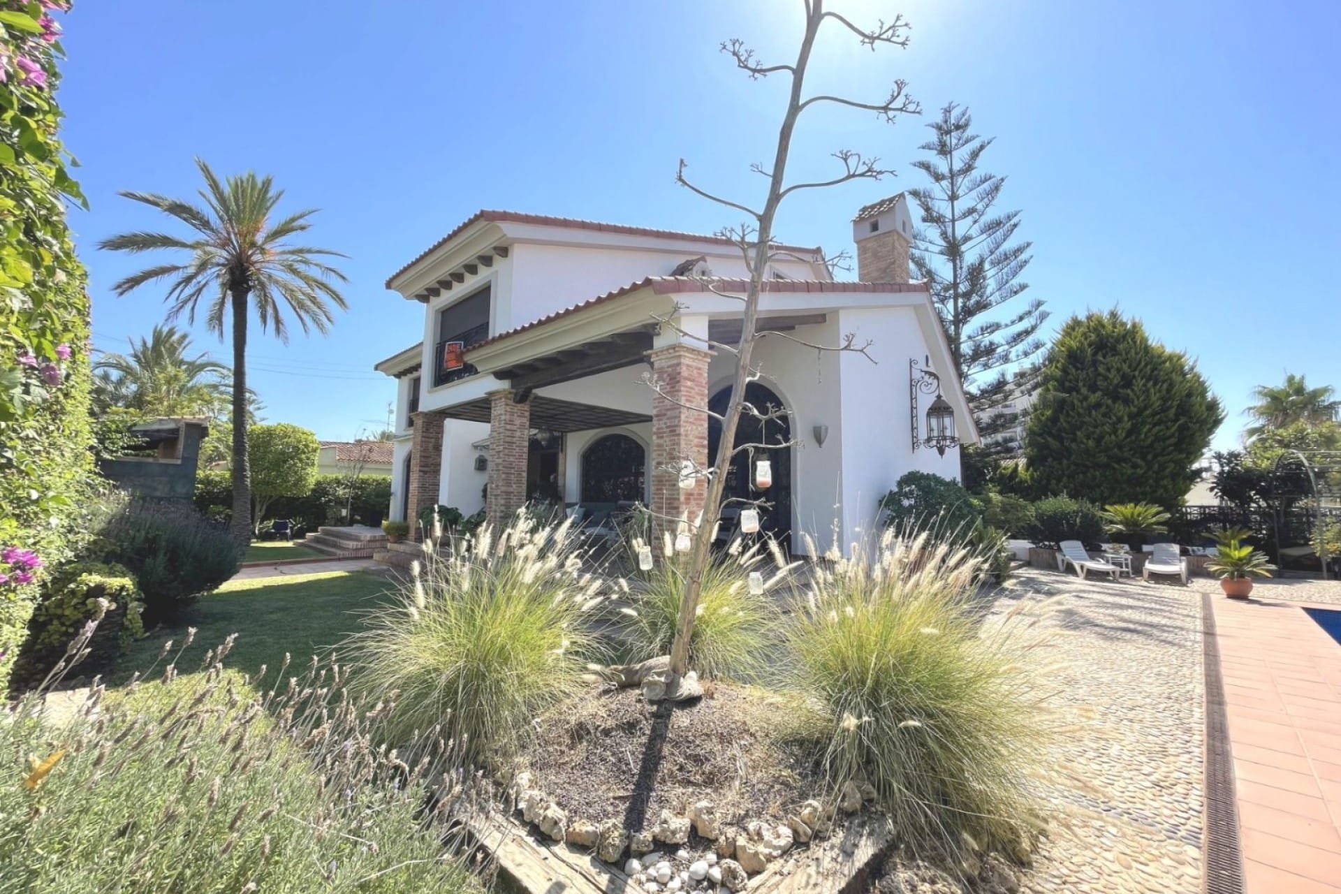 Welcome to this unique and charming house beyond the ordinary on the outskirts of downtown Torrevieja, Los Angeles. image 3
