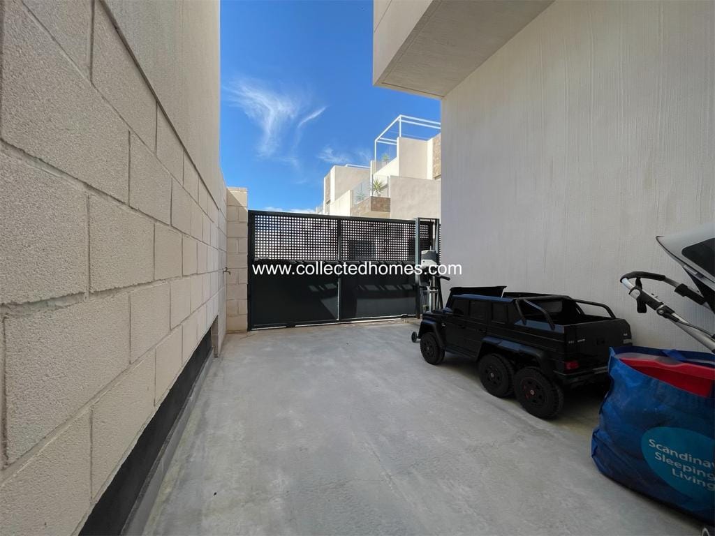 Fantastic villa with private pool and roof terrace in Orihuela Costa, Villamartin. image 3
