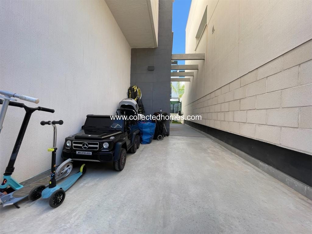 Fantastic villa with private pool and roof terrace in Orihuela Costa, Villamartin. image 4