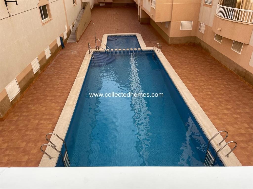 Renovated 2 bedrooms apartment in very good location in Torrevieja C. image 3