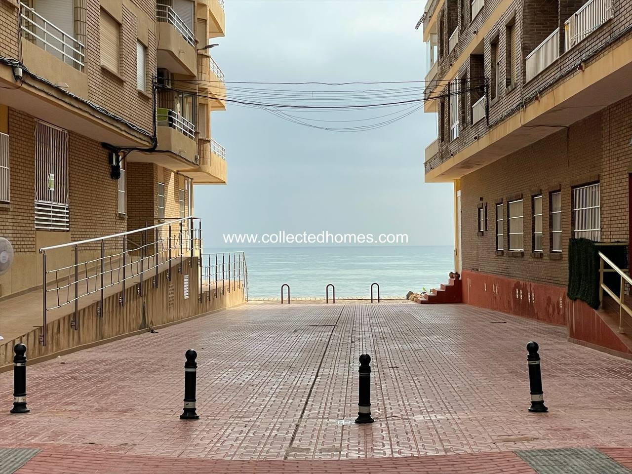 Collected Homes presents this lovely renovated apartment only 20M from La Mata beach, Torrevieja. photo 1