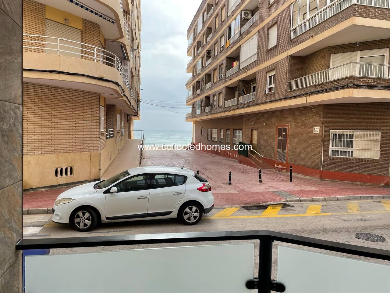 Collected Homes presents this lovely renovated apartment only 20M from La Mata beach, Torrevieja. image 4