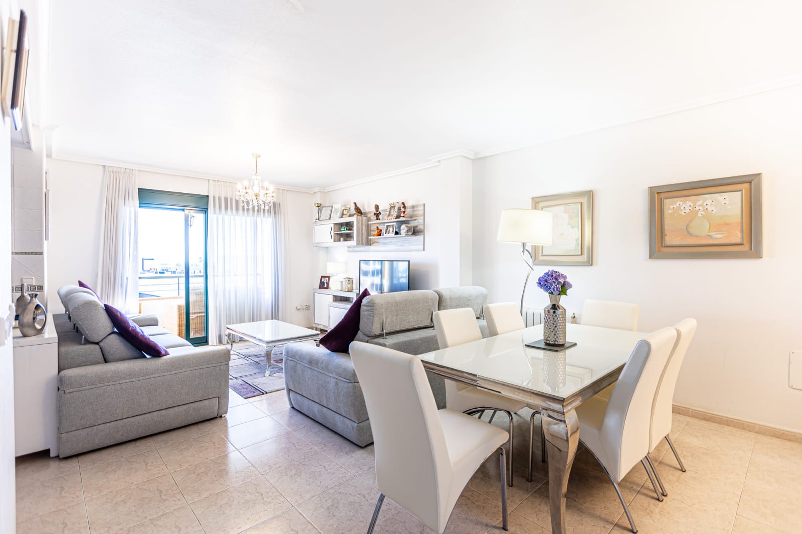 Collected Homes presents this wonderful penthouse with a sea view in Villamartín. image 4