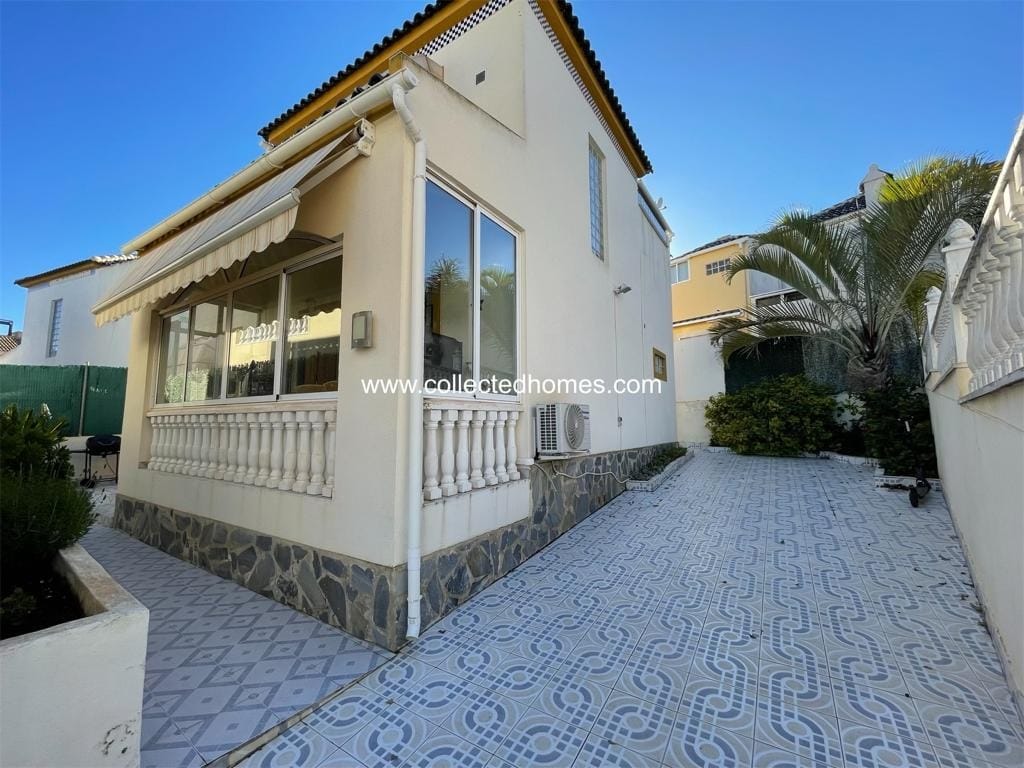 Collected Homes in exclusivity presents this lovely detached house in the popular urbanization El Mirador, Los Balcones in Torrevieja. photo 1