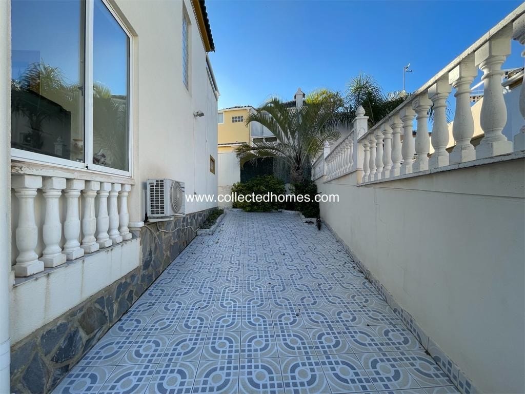 Collected Homes in exclusivity presents this lovely detached house in the popular urbanization El Mirador, Los Balcones in Torrevieja. image 4