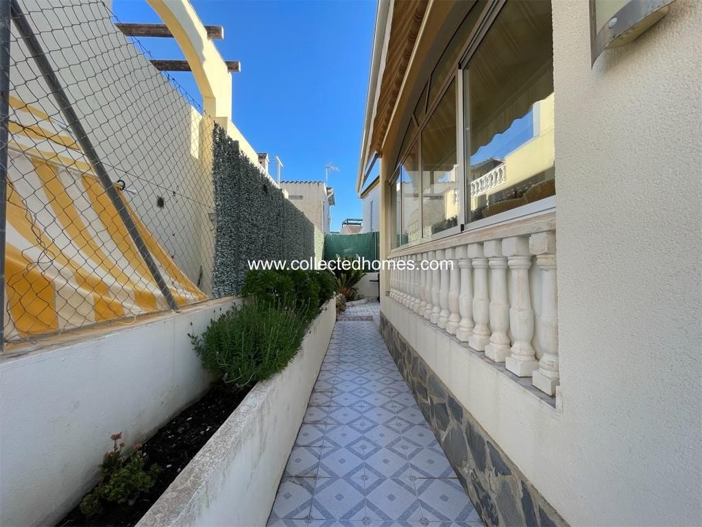 Collected Homes in exclusivity presents this lovely detached house in the popular urbanization El Mirador, Los Balcones in Torrevieja. image 3