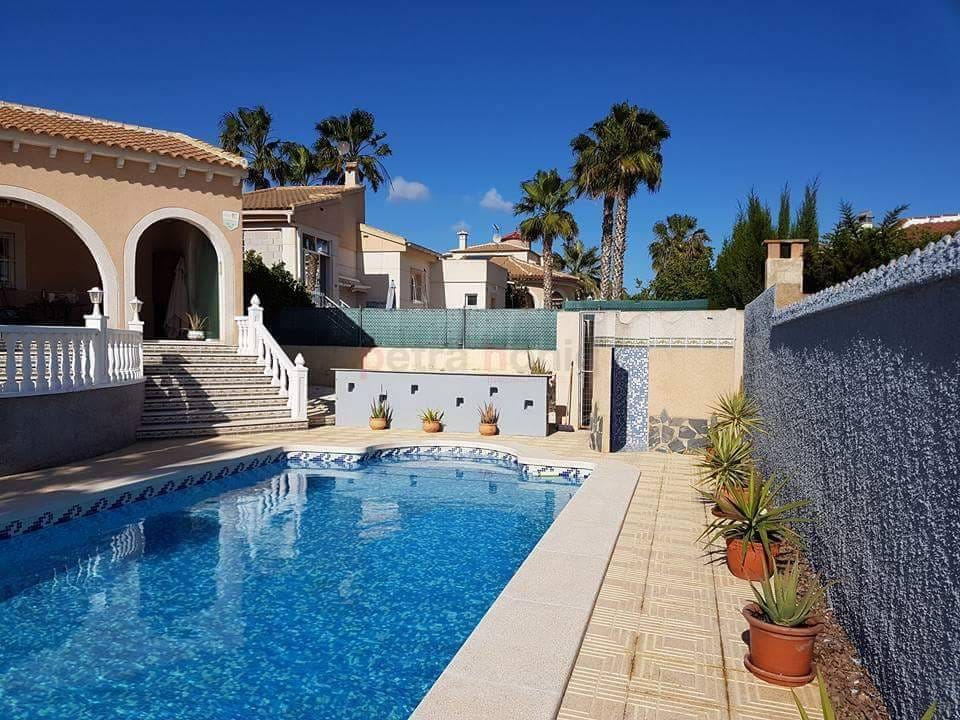 Villa with private pool, garden and barbeque located in the town of Ciudad Quesada. image 3