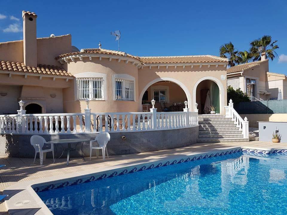 Villa with private pool, garden and barbeque located in the town of Ciudad Quesada. image 4