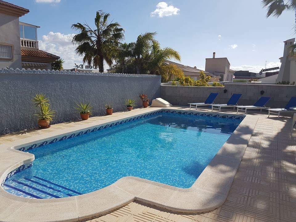 Villa with private pool, garden and barbeque located in the town of Ciudad Quesada. image 5