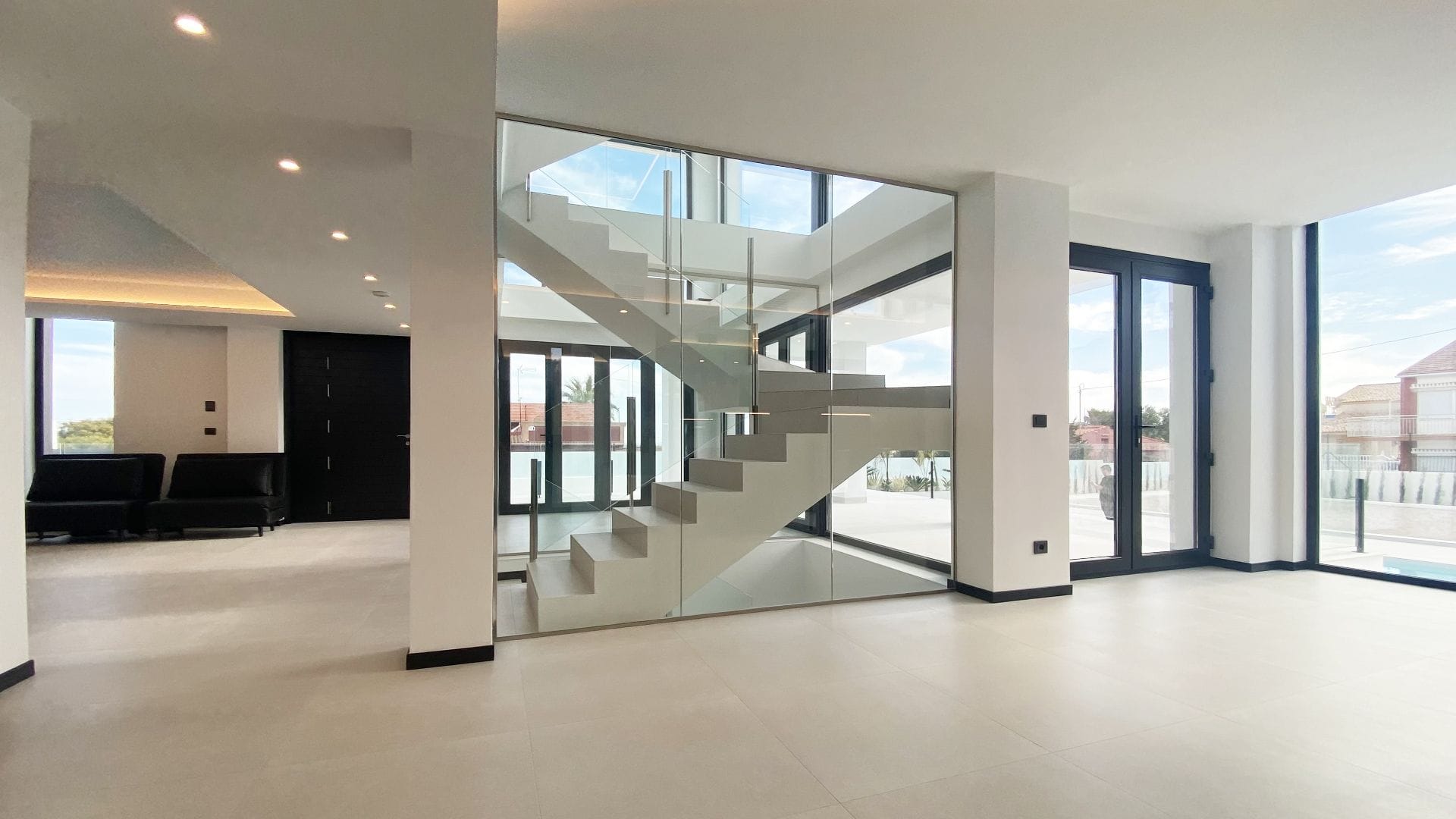 Luxury villa with exclusive pool and tennis court facing the sea. image 5