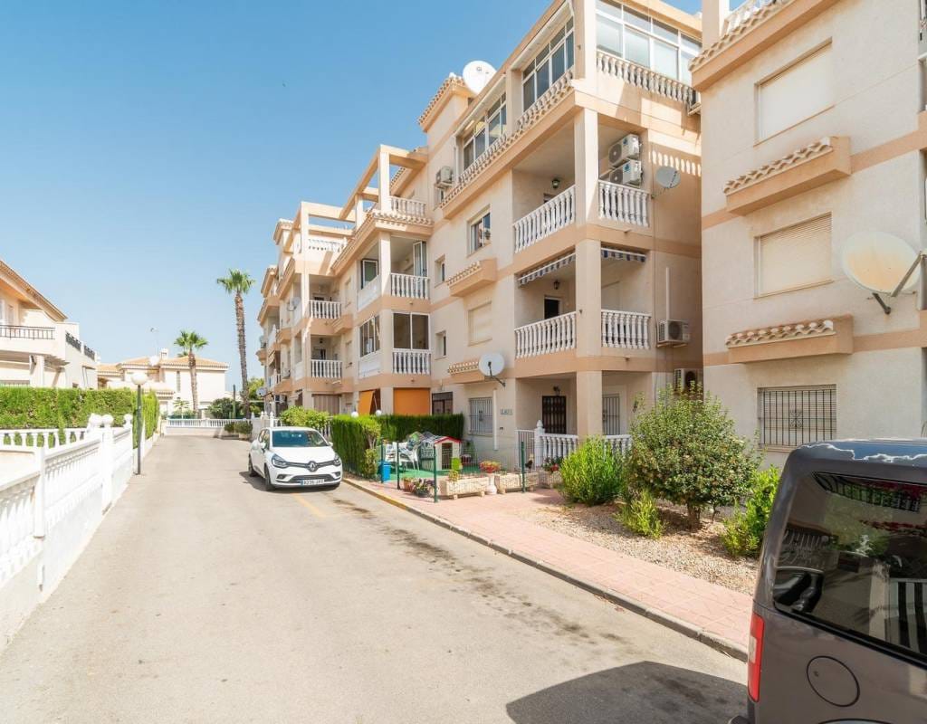 3 BEDROOM APARTMENT IN PLAYA FLAMENCA WITH SEA VIEW image 3