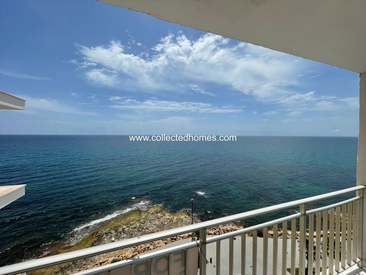 APARTMENT ON THE FRONTLINE OF THE SEA WITH AMAZING SEA VIEW. photo 1