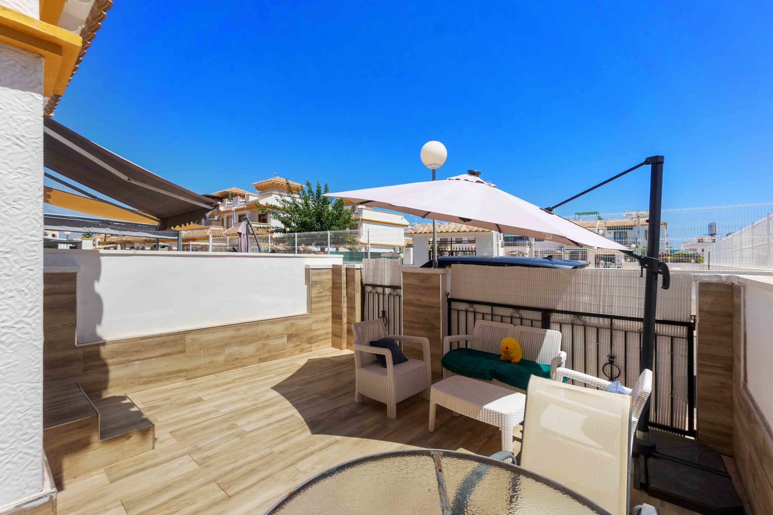 Townhouse with solarium and community pool in Los Altos del Limonar, Torrevieja. image 4