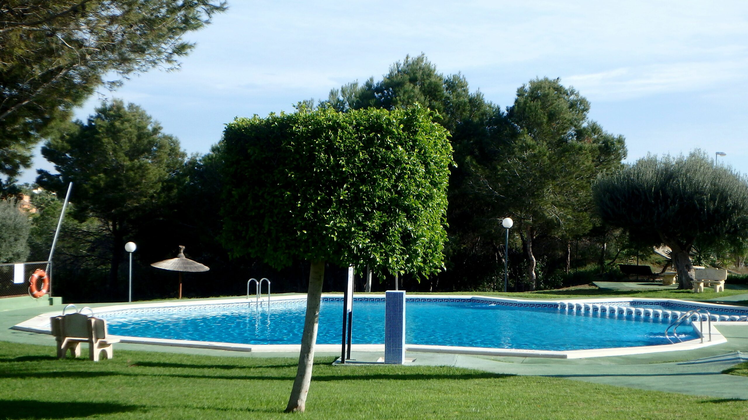 2 bed, 1 bath with large private corner garden and community pool in Villamartín. photo 1