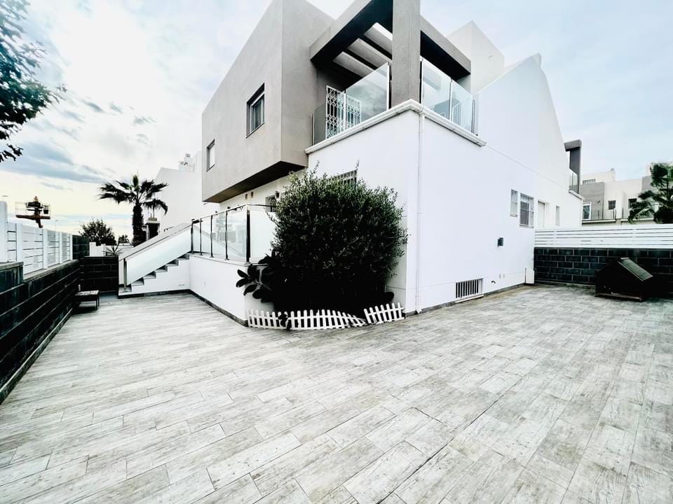 Luxurious Quad Villa with Amenities Galore in Aguas Nuevas, Torrevieja. photo 1