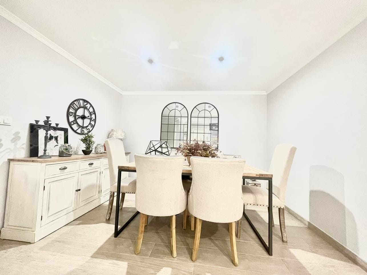 Luxurious Quad Villa with Amenities Galore in Aguas Nuevas, Torrevieja. image 3