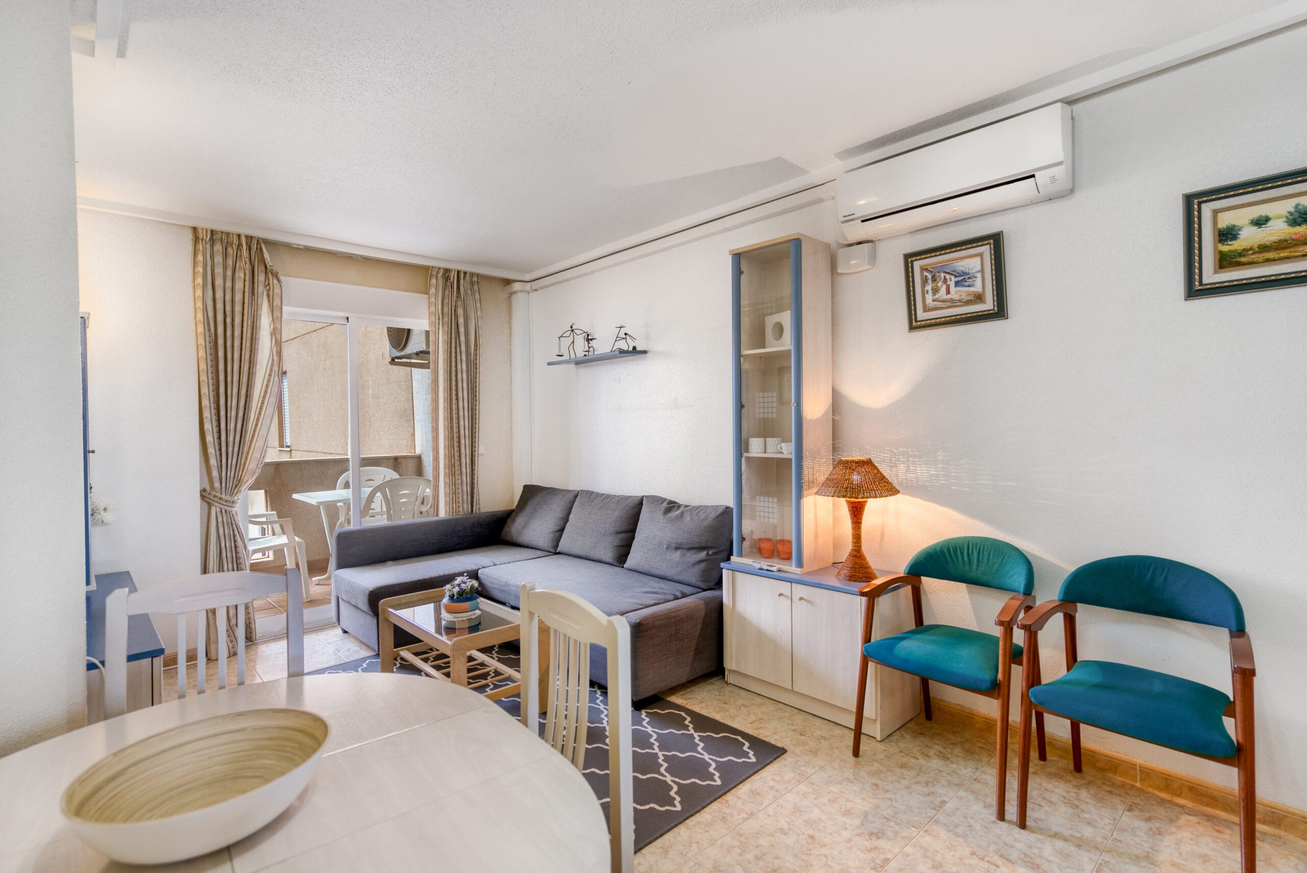 Beachfront apartment with spacious balcony in Torrevieja. image 4