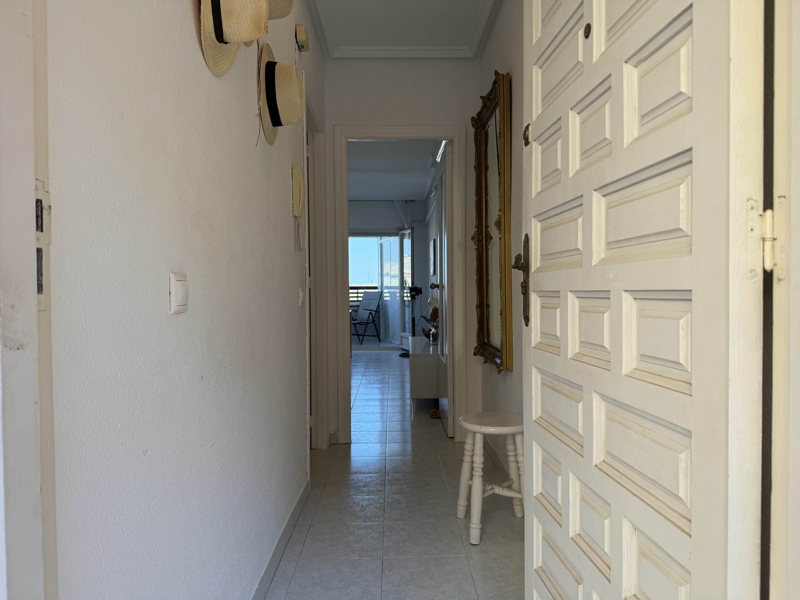 Furnished charming 1-bedroom apartment with balcony and communal pool area! image 4