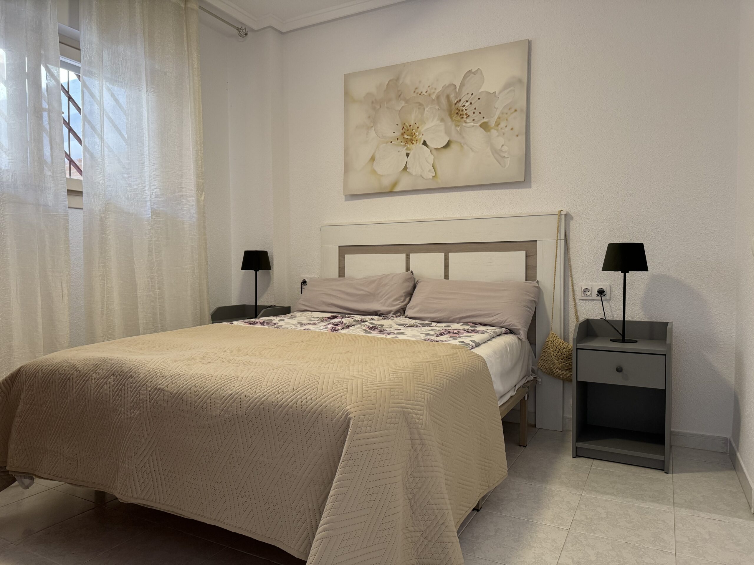 Furnished charming 1-bedroom apartment with balcony and communal pool area! image 5