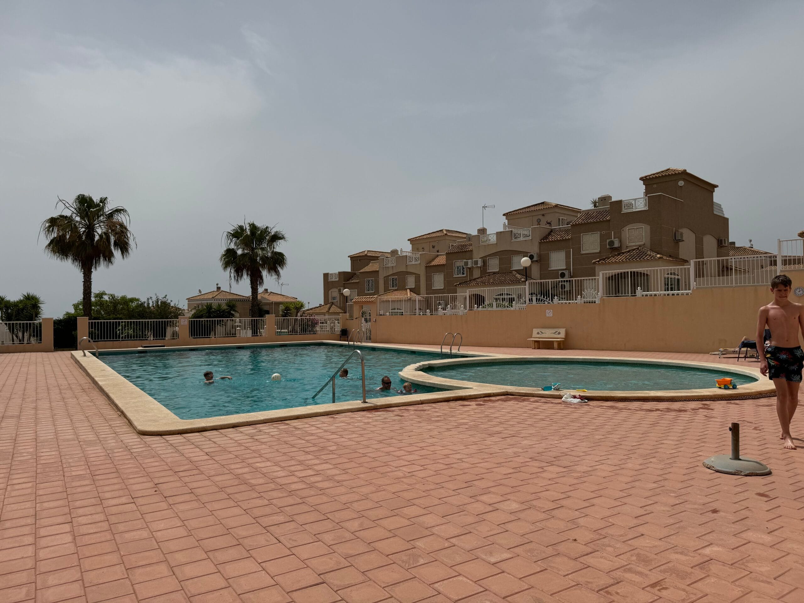 Charming 2-Bedroom Upper Bungalow with Sea View. photo 1