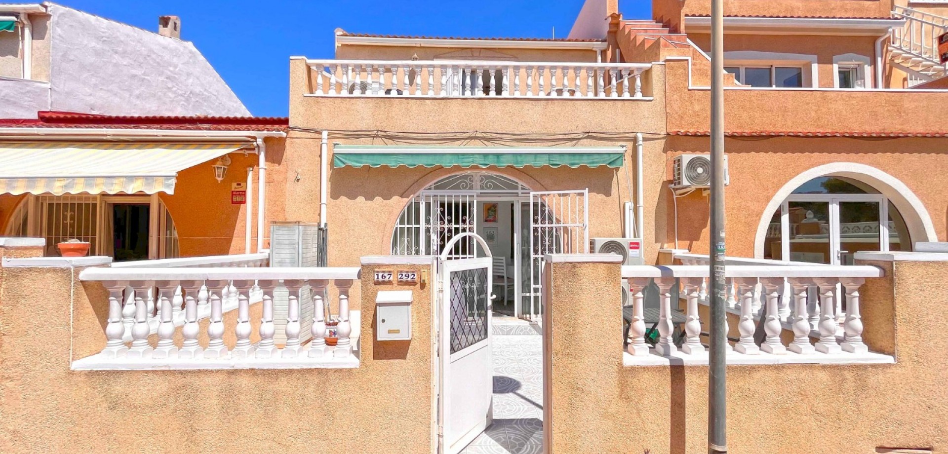 CHARMING SOUTH-FACING TOWNHOUSE IN LA SIESTA, TORREVIEJA. photo 1