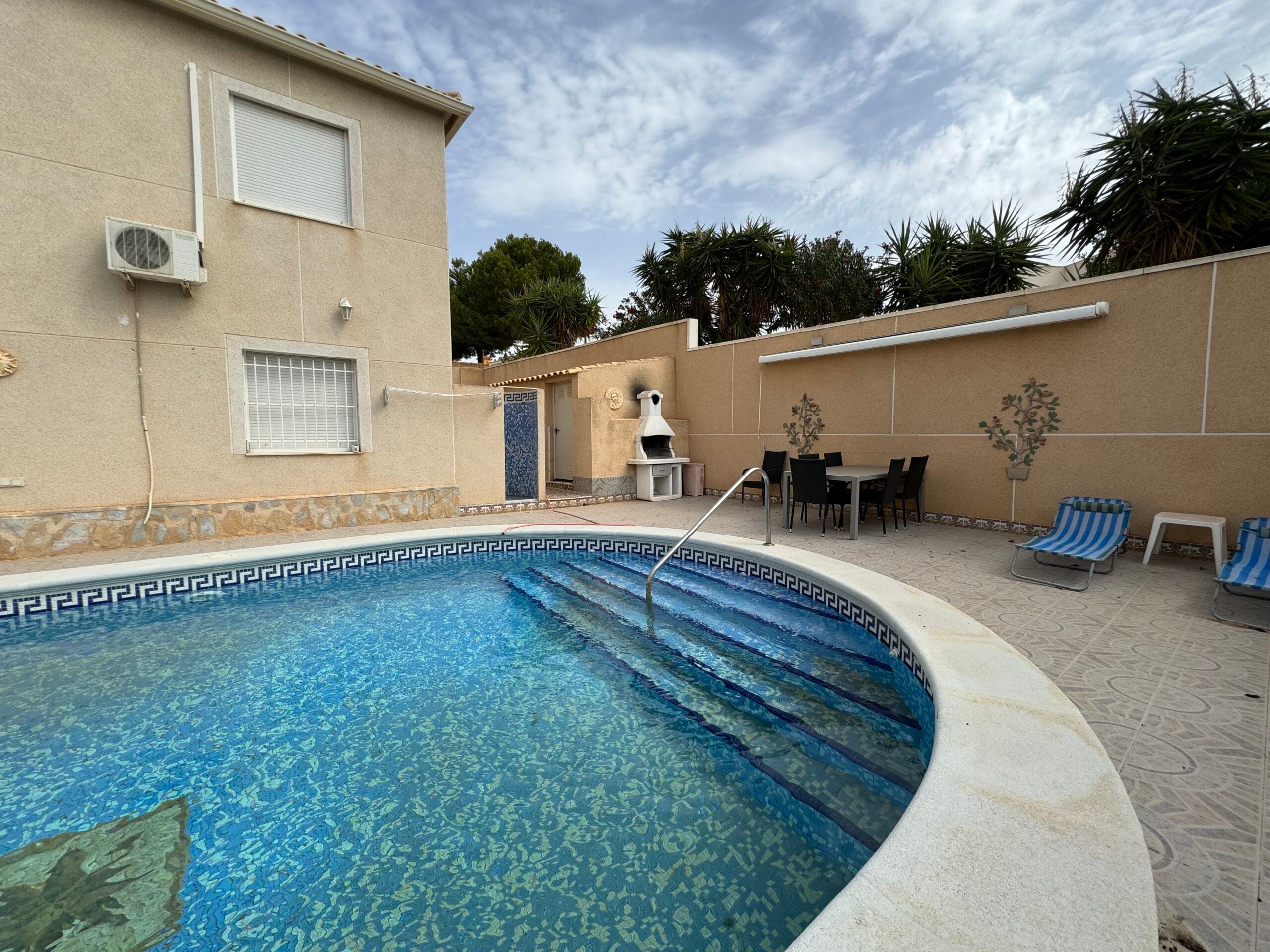 Villa with a large plot and private pool. Tourist license included. photo 1