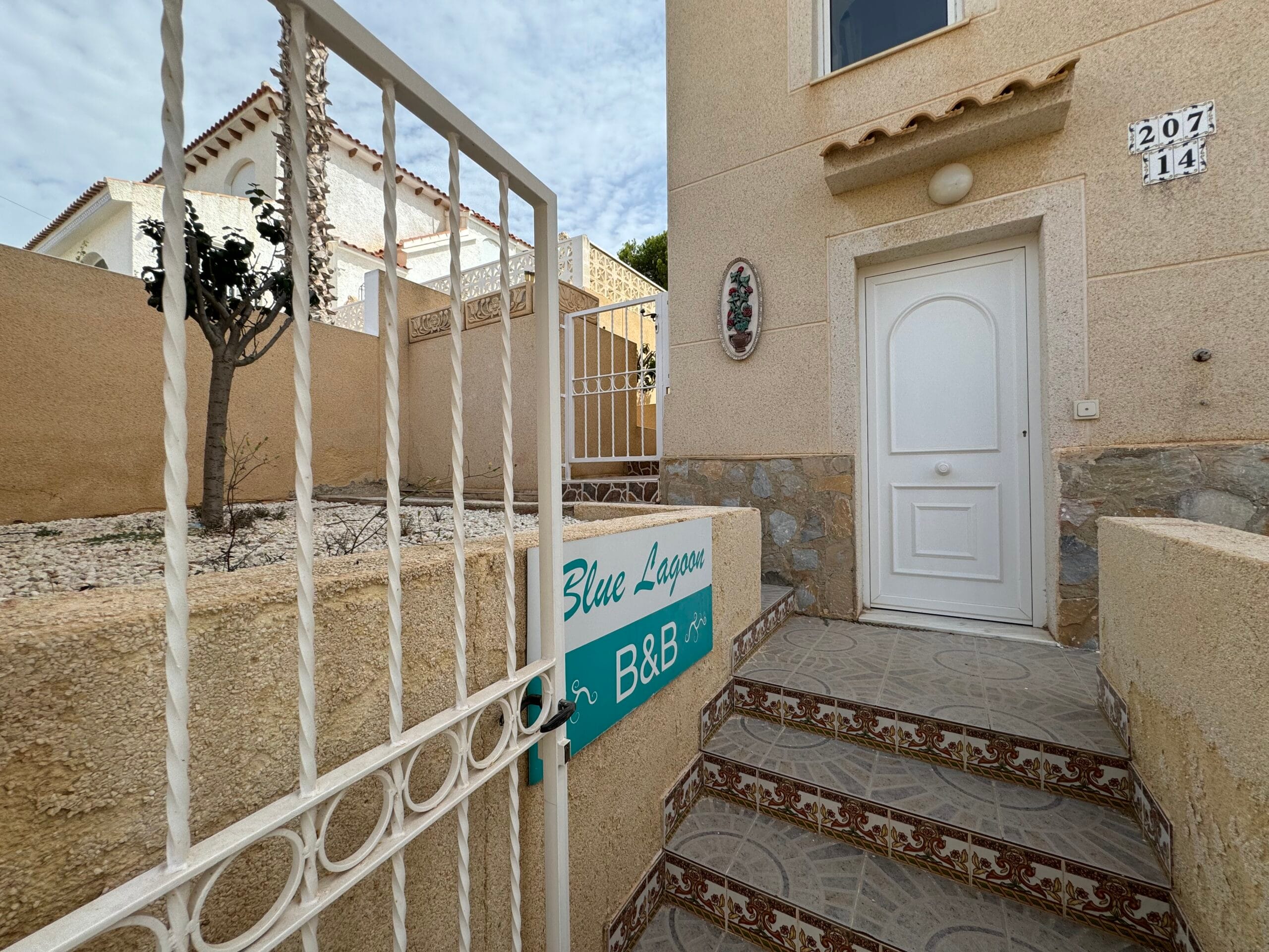 Villa with a large plot and private pool. Tourist license included. image 3