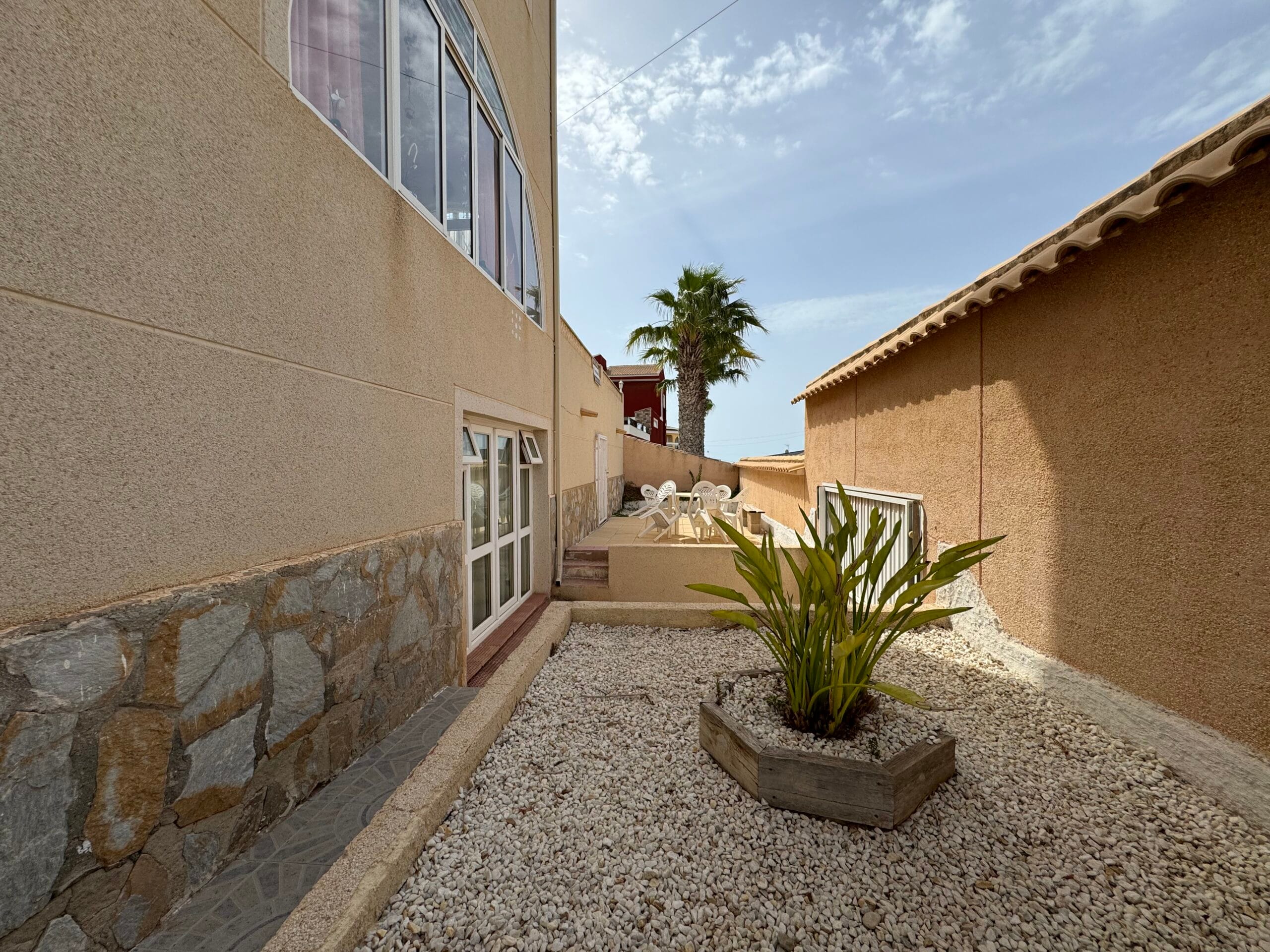 Villa with a large plot and private pool. Tourist license included. image 4
