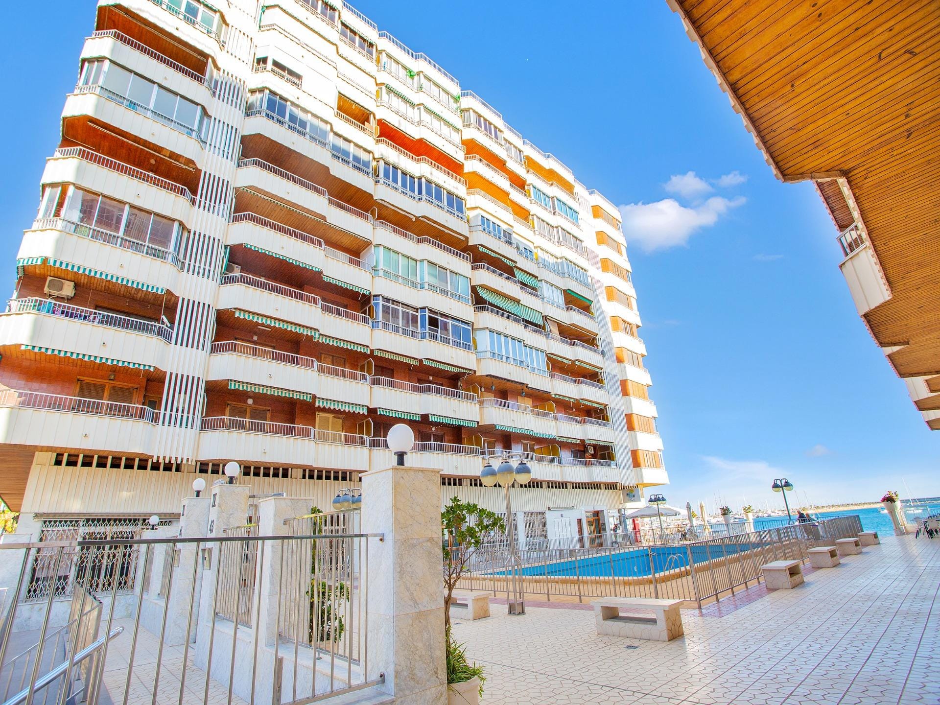 Renovated apartment with seaview and pool area in the heart of Torrevieja. image 5