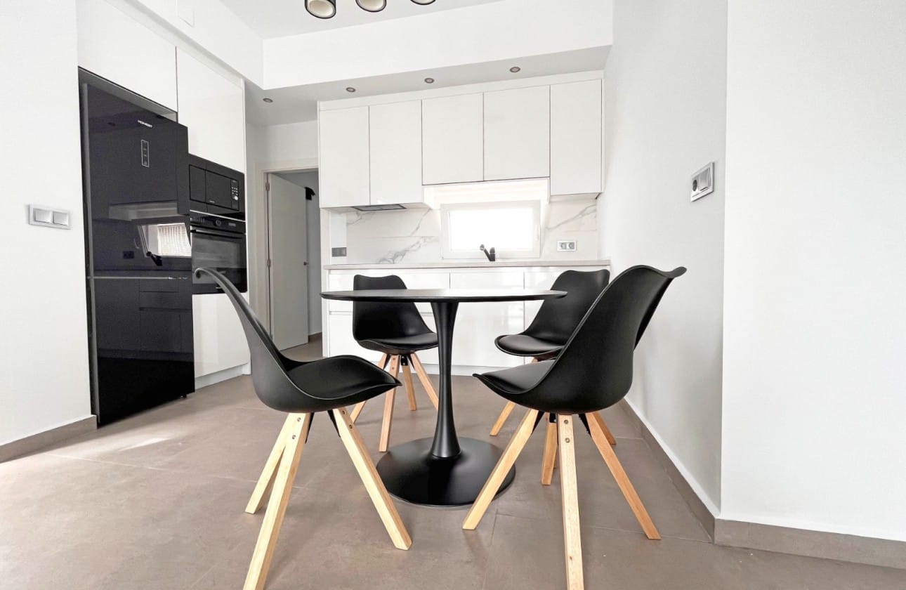 RENOVATED TOP FLOOR APARTMENT WITH SUNNY BALCONY image 3