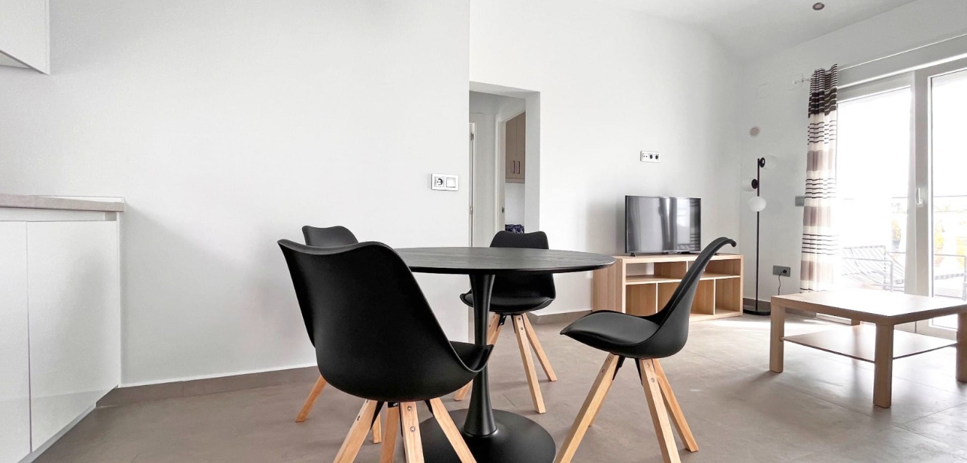 RENOVATED TOP FLOOR APARTMENT WITH SUNNY BALCONY image 5