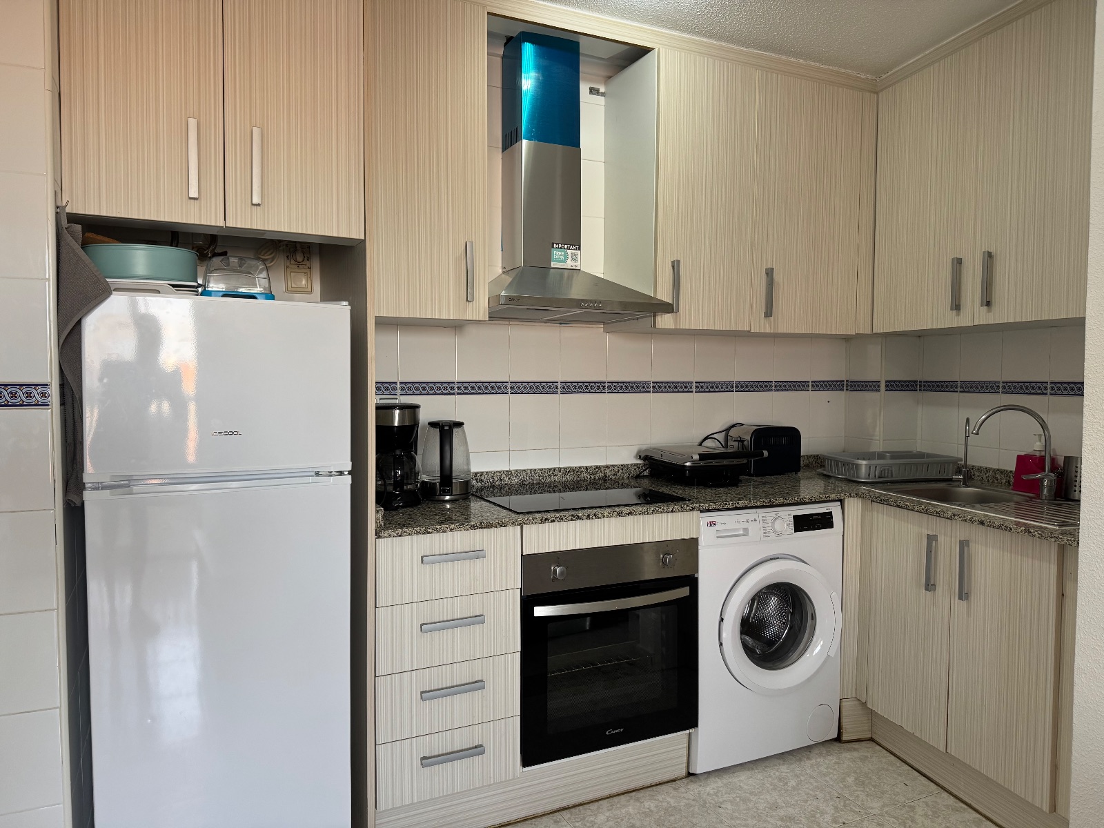 RENOVATED 3-BEDROOM APARTMENT WITH SIDE SEA VIEW JUST 450M FROM PLAYA DEL CURA. image 3