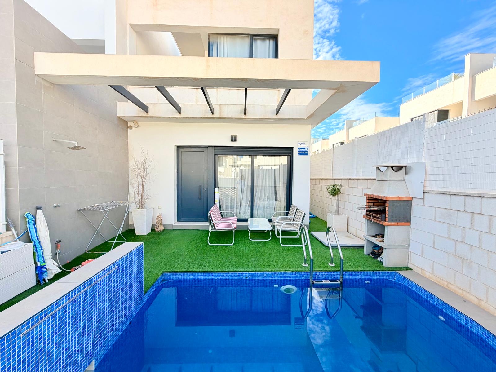 MODERN CORNER TOWNHOUSE WITH PRIVATE POOL & LARGE PRIVATE SOLARIUM. photo 1