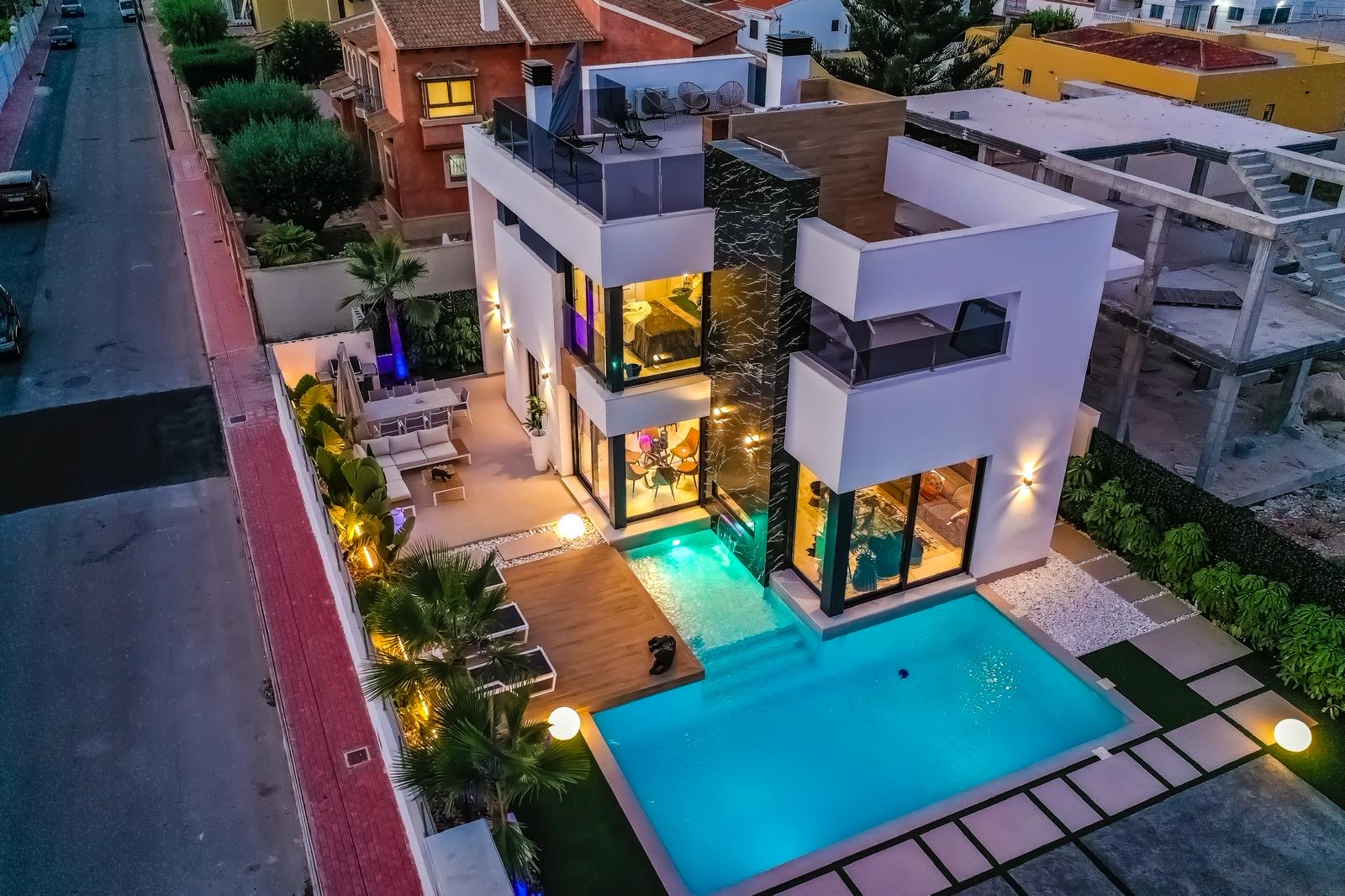 EXCLUSIVE NEW-BUILD MODERN VILLA WITH PRIVATE HEATED POOL AND SOLARIUM. photo 1