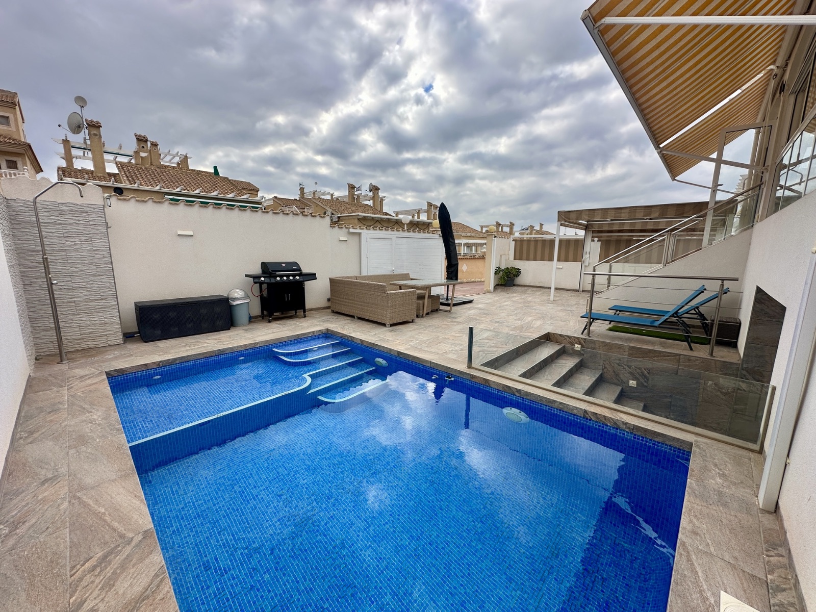 DETACHED VILLA WITH PRIVATE POOL, FURNISHED UNDERBUILD AND SAUNA IN LOS ALTOS image 5