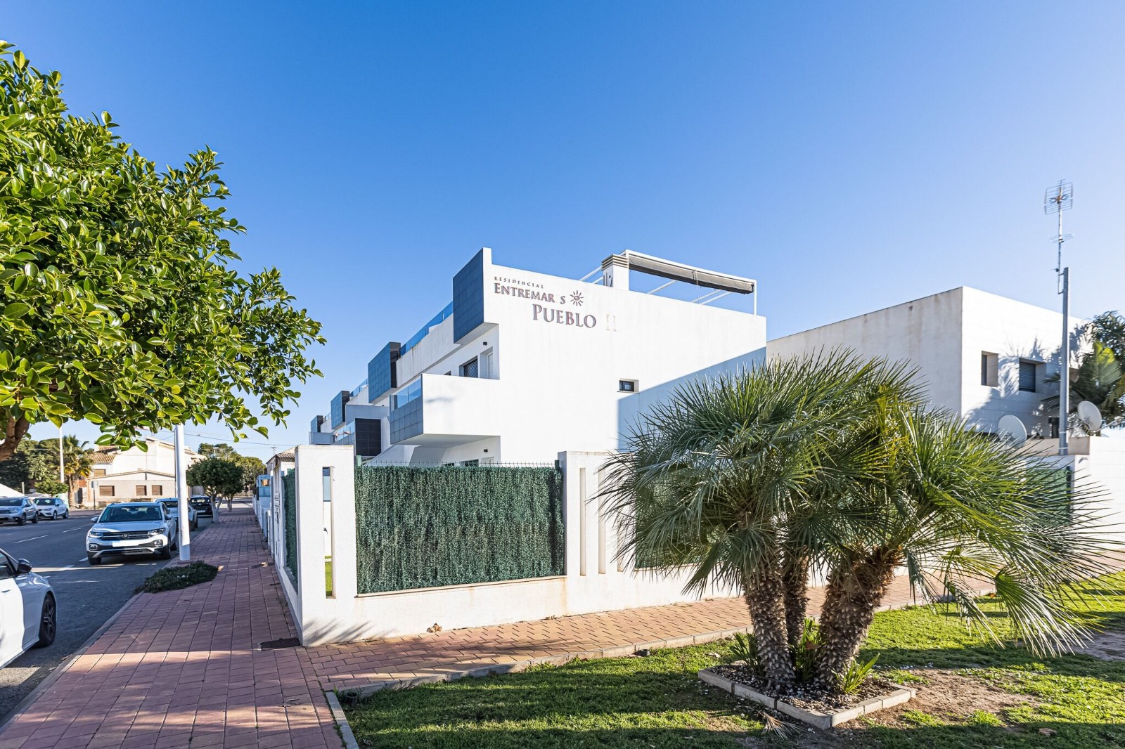 TOP FLOOR BUNGALOW WITH SUN TERRACE – ALMOST NEW. image 3