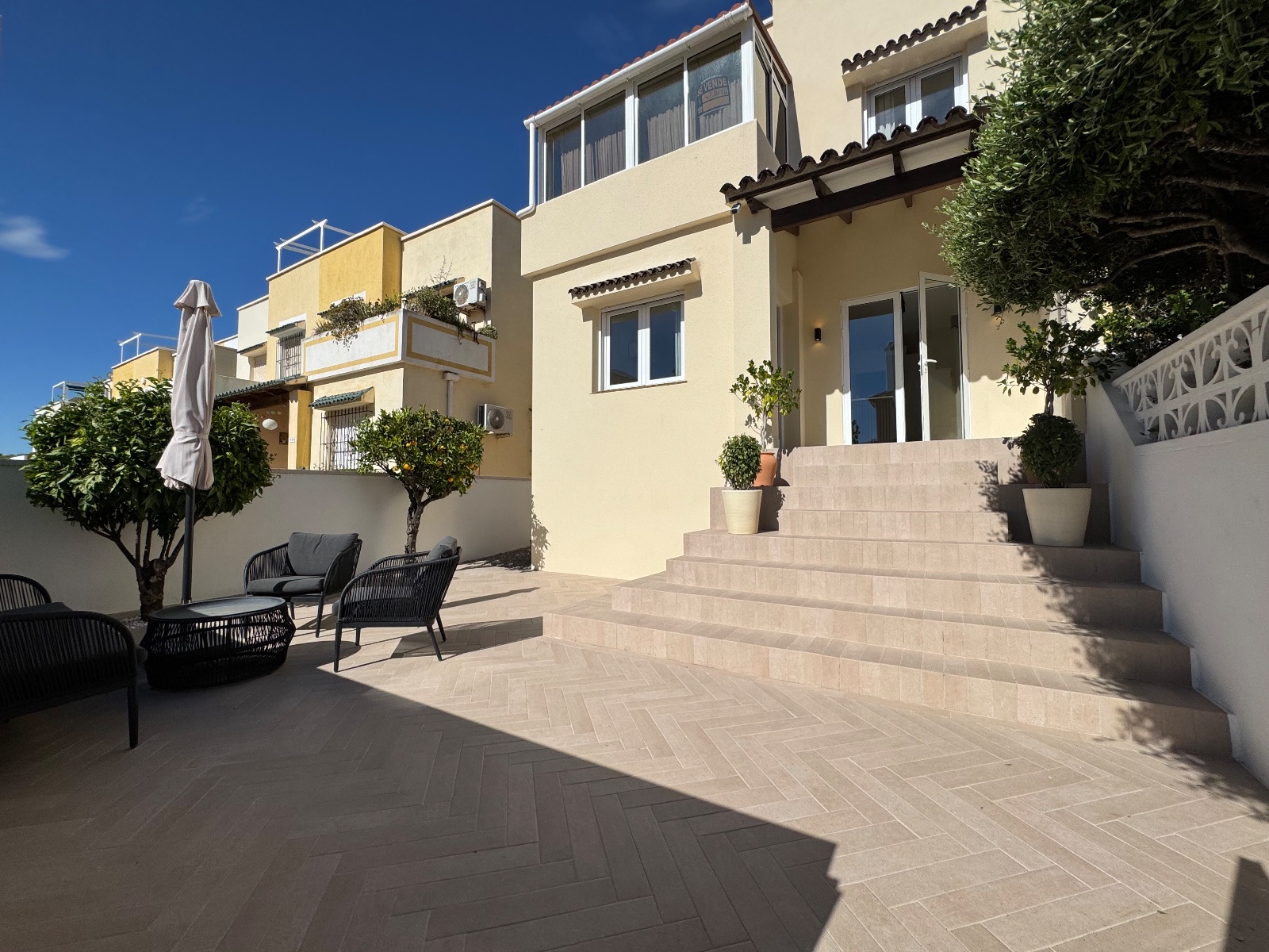 FULLY RENOVATED TOWNHOUSE IN URBANISATION ALANDELUZ IN ORIHUELA COSTA. photo 1