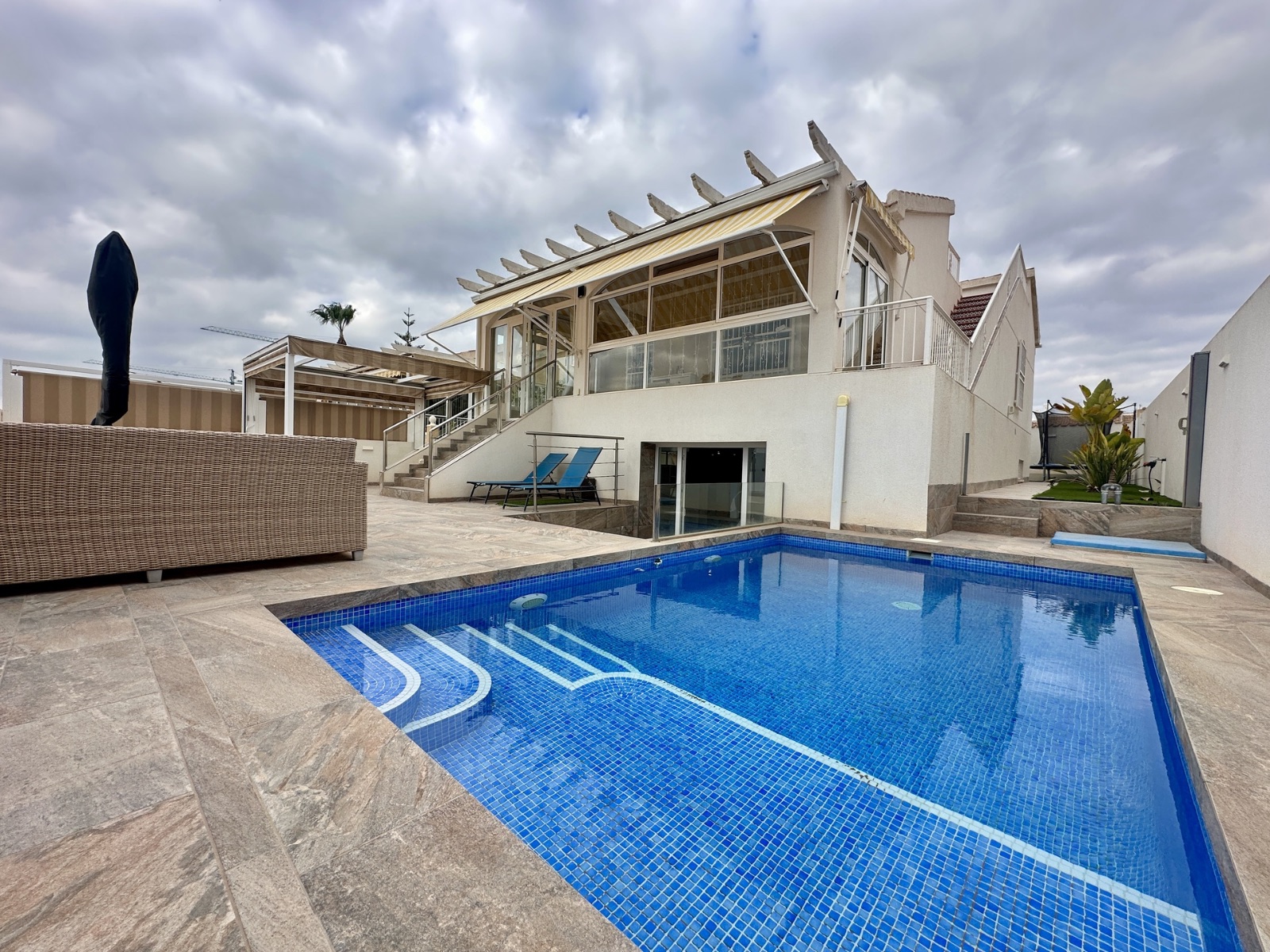 DETACHED VILLA WITH PRIVATE POOL, FURNISHED UNDERBUILD AND SAUNA IN LOS ALTOS photo 1