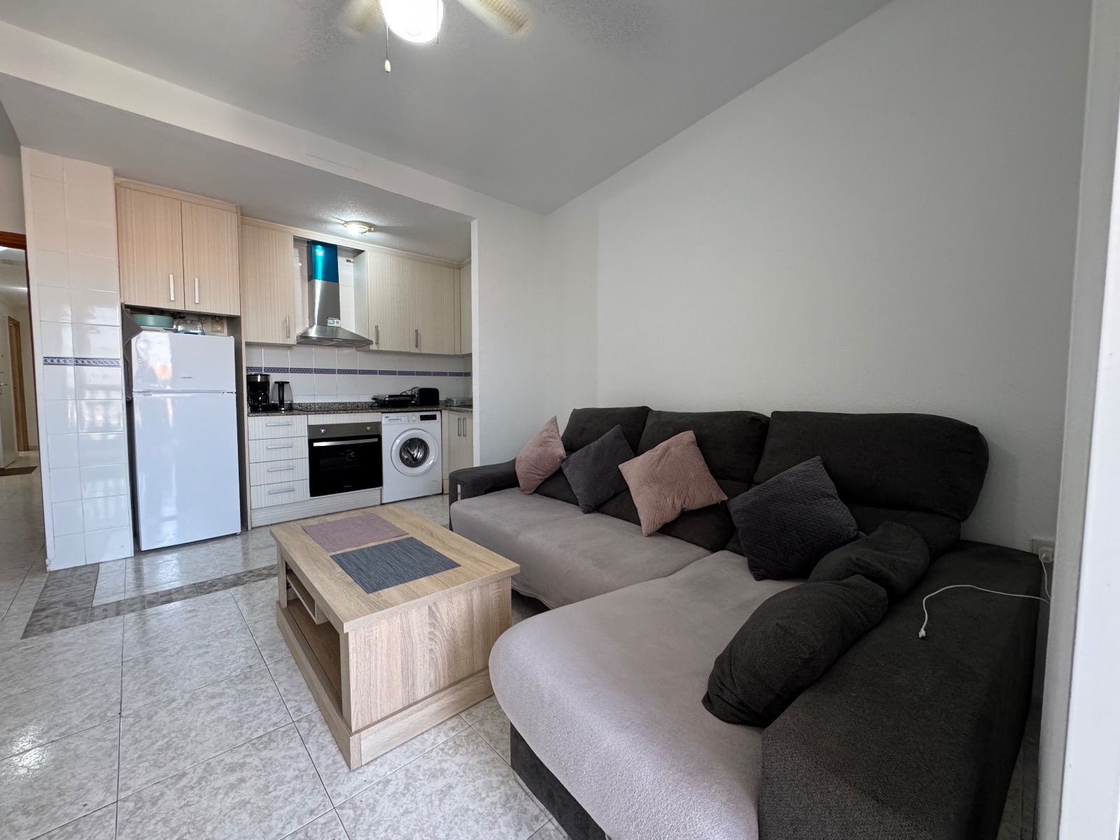 RENOVATED 3-BEDROOM APARTMENT WITH SIDE SEA VIEW JUST 450M FROM PLAYA DEL CURA. image 5