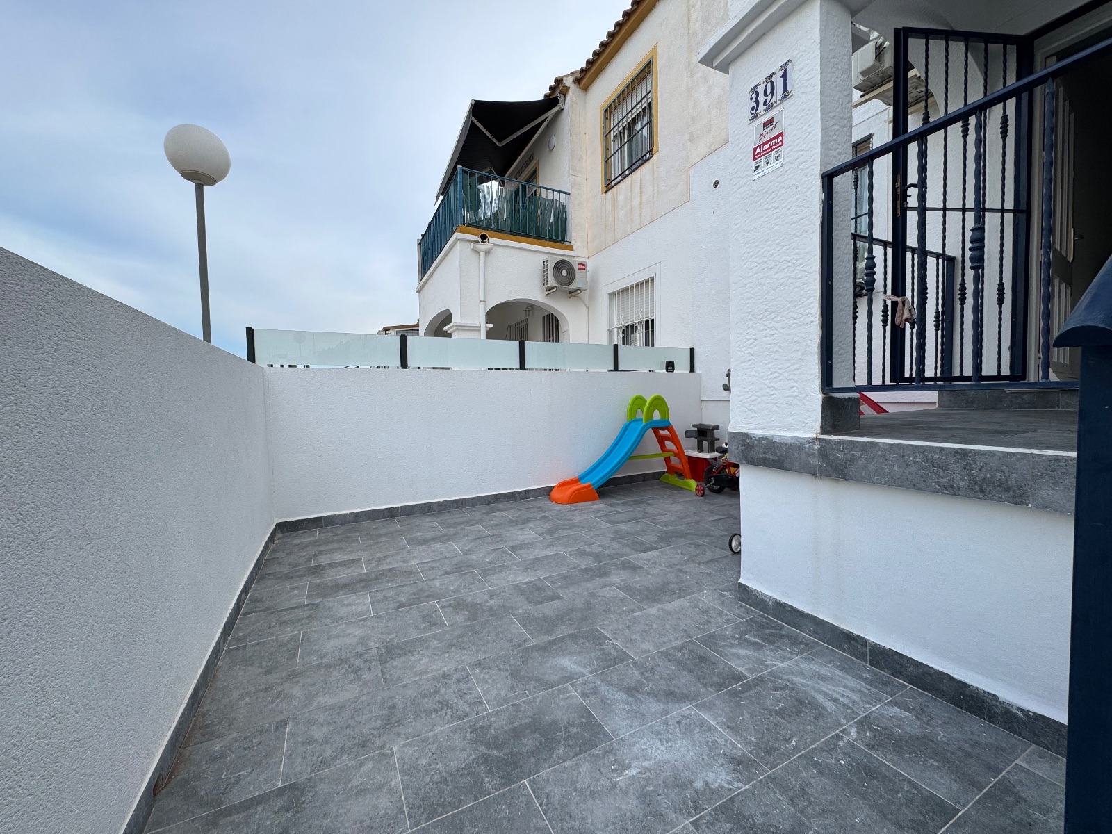 FULLY RENOVATED GROUND-FLOOR BUNGALOW IN URBANISATION ALANDELUZ – 3 BEDROOMS, 1 BATHROOM & TERRACES NEAR LA ZENIA BOULEVARD. image 4