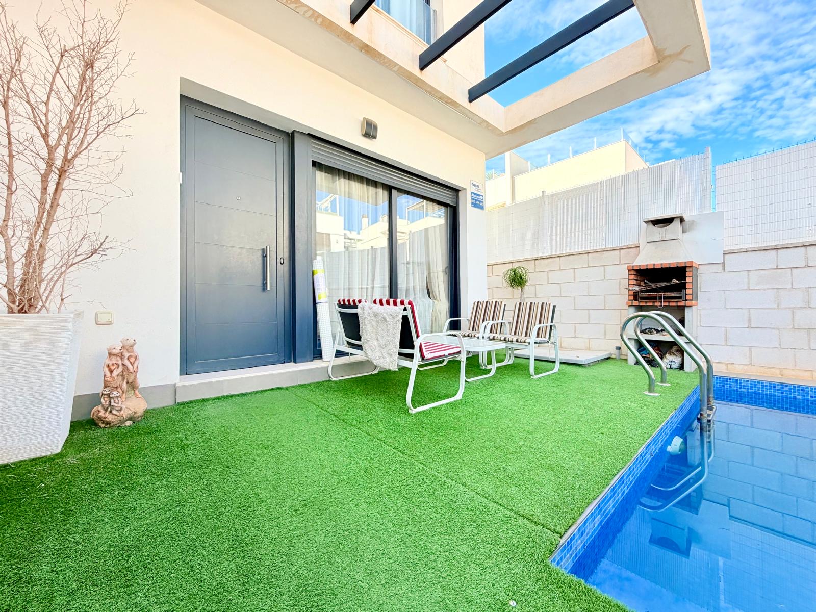 MODERN CORNER TOWNHOUSE WITH PRIVATE POOL & LARGE PRIVATE SOLARIUM. image 5