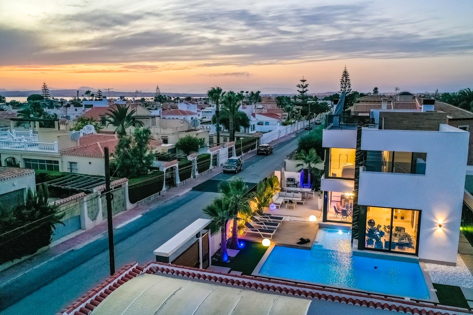 EXCLUSIVE NEW-BUILD MODERN VILLA WITH PRIVATE HEATED POOL AND SOLARIUM. image 5