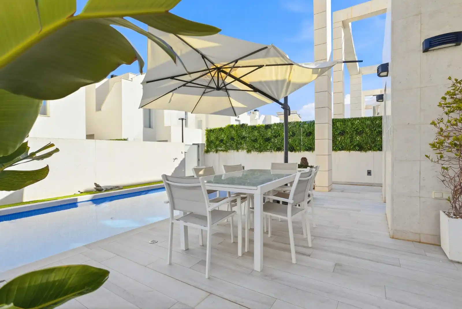 VILLA - New Listing image 4