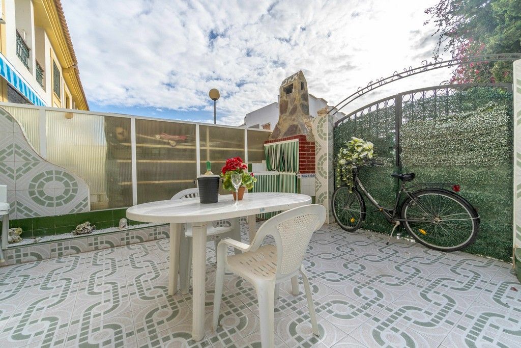 BEAUTIFUL TOWNHOUSE WITH 3 BEDROOMS LOCATED IN LA ZENIA, 600M FROM THE BEACH. image 2